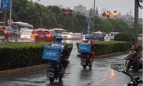 送快递刮风下雨怎么办_大风天气快递小哥如何防范